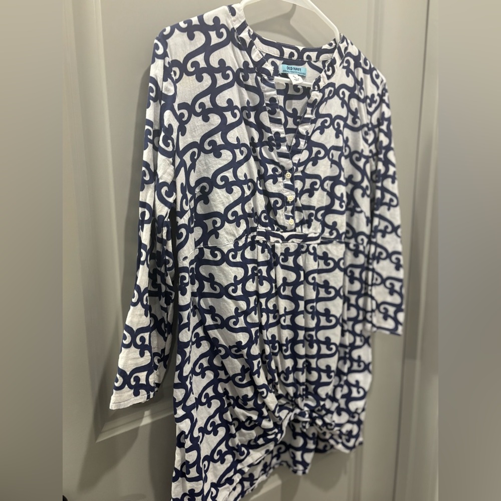 Old Navy Navy and White Geometric Maternity Top